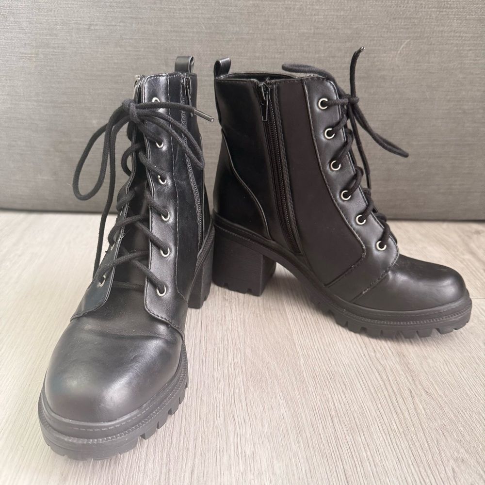Soda Indiana Faux Leather Lace Up High Chunky Heel Ankle Booties Size 6.5